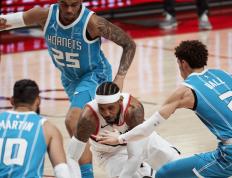 IM体育在线注册-四川队鏖战青岛队，利拉德统治全场