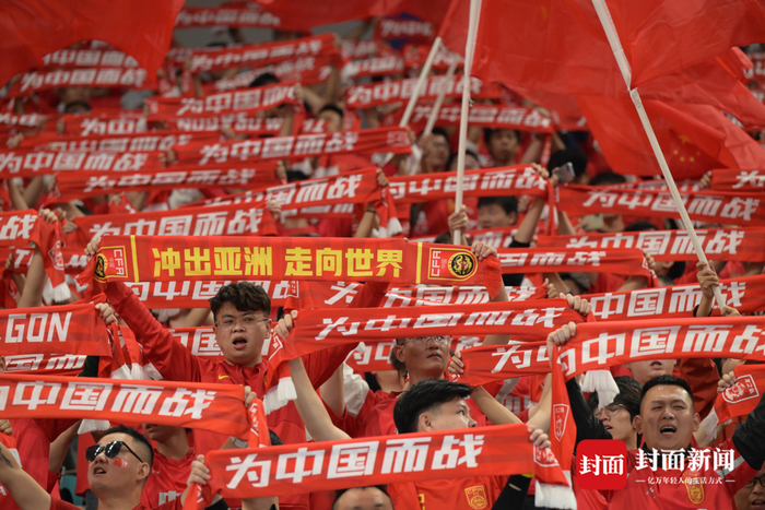 IM体育官方平台-关于球迷们欢呼雀跃，看着球员们奋战赛场，不禁为之振奋的信息