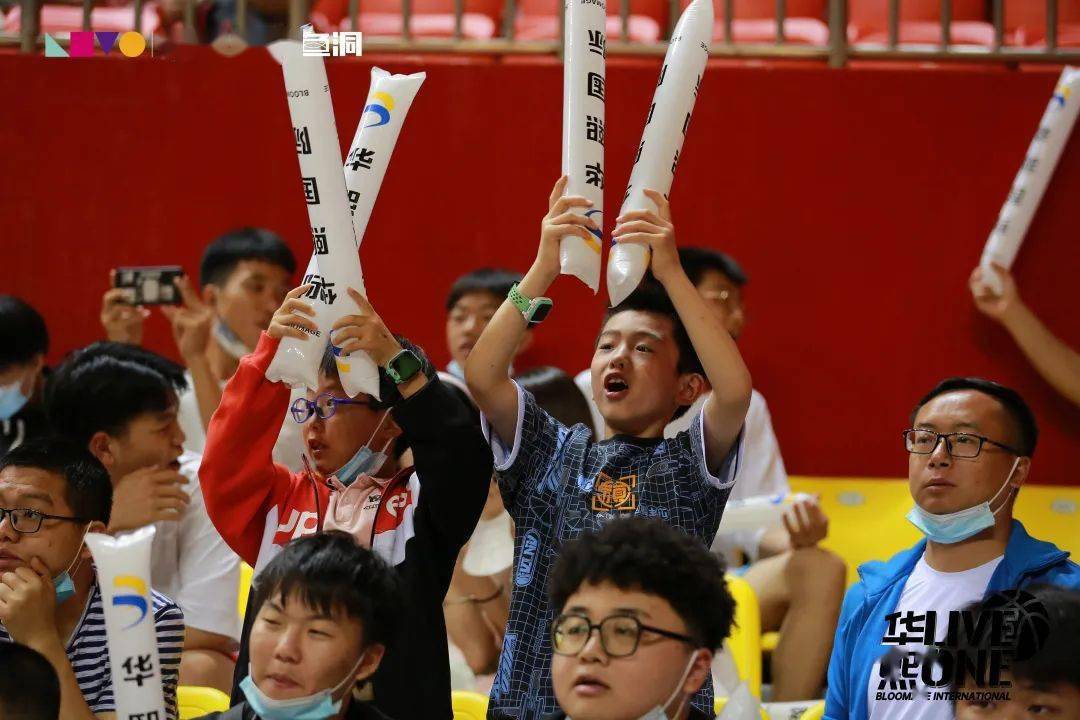 IM体育官方平台-关于球迷们欢呼雀跃，看着球员们奋战赛场，不禁为之振奋的信息