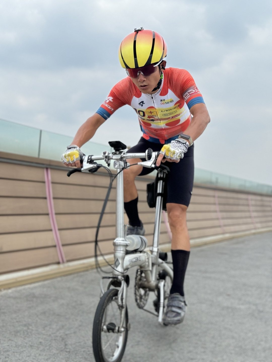 IM体育赛事直播入口-德国自行车选手速度惊人，登上领奖台