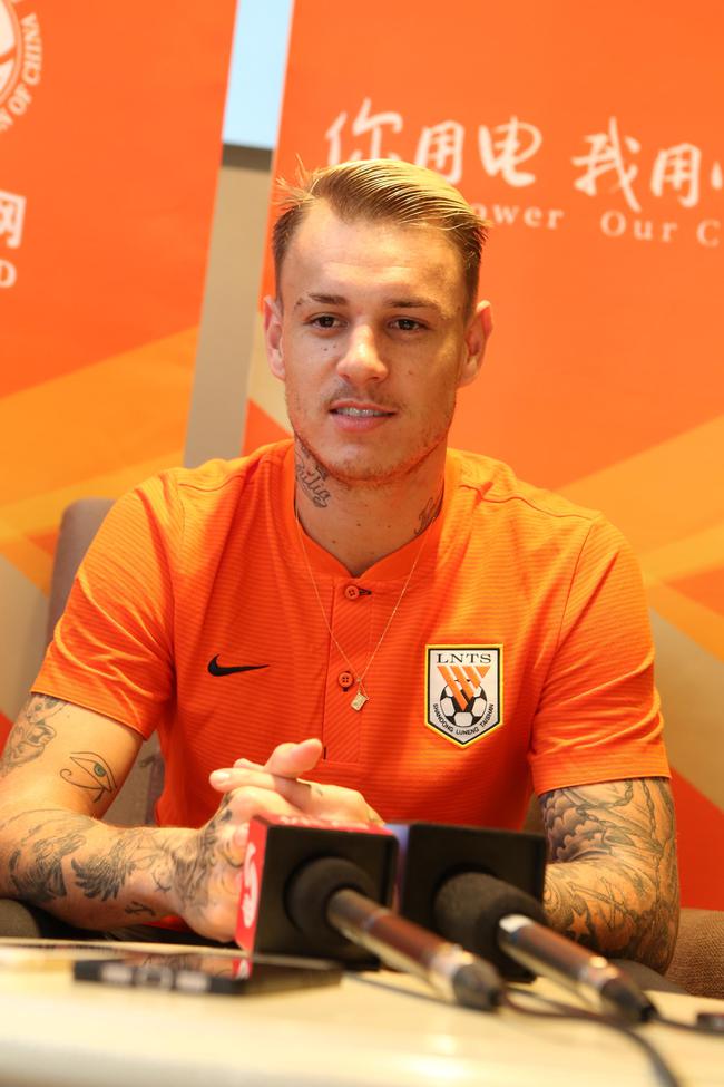 IM体育官方网站-山东鲁能队员接受媒体采访表达态度