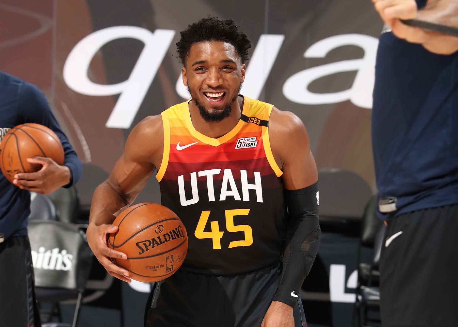 IM体育社区互动入口-湖人逆转广州队，米切尔带队取胜